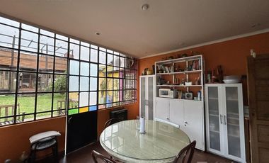 Casa con 3 dormitorios, cochera pasante y quincho unico