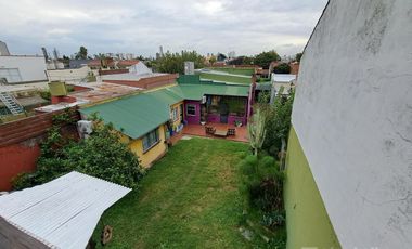 Casa con 3 dormitorios, cochera pasante y quincho unico