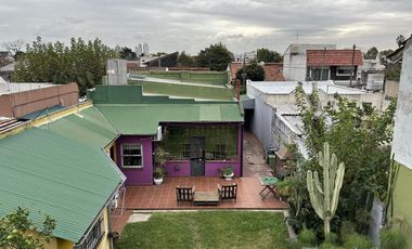 Casa con 3 dormitorios, cochera pasante y quincho unico