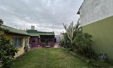 Casa con 3 dormitorios, cochera pasante y quincho unico