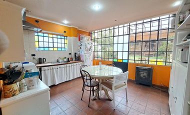 Casa con 3 dormitorios, cochera pasante y quincho unico