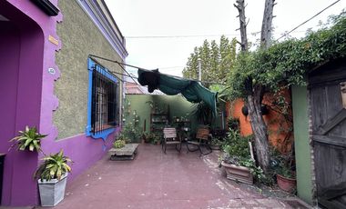 Casa con 3 dormitorios, cochera pasante y quincho unico
