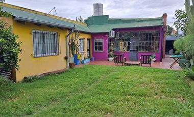 Casa con 3 dormitorios, cochera pasante y quincho unico