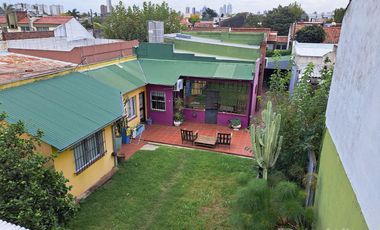 Casa con 3 dormitorios, cochera pasante y quincho unico
