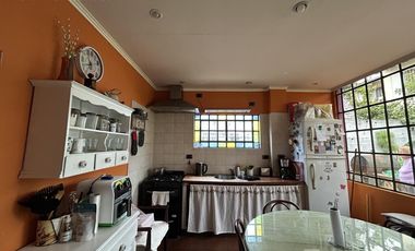 Casa con 3 dormitorios, cochera pasante y quincho unico