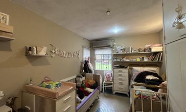 Casa con 3 dormitorios, cochera pasante y quincho unico