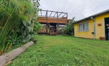Casa con 3 dormitorios, cochera pasante y quincho unico