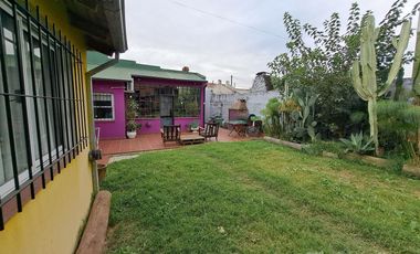 Casa con 3 dormitorios, cochera pasante y quincho unico