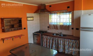 Casa con 3 dormitorios, cochera pasante y quincho unico