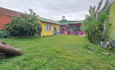 Casa con 3 dormitorios, cochera pasante y quincho unico