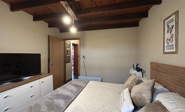 Casa con 3 dormitorios, cochera pasante y quincho unico