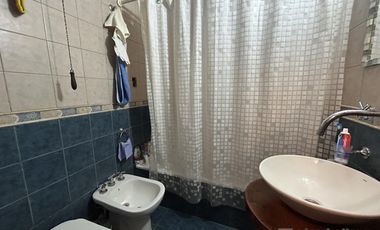 Casa con 3 dormitorios, cochera pasante y quincho unico