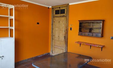 Casa con 3 dormitorios, cochera pasante y quincho unico