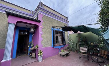Casa con 3 dormitorios, cochera pasante y quincho unico