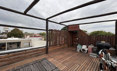 Casa con 3 dormitorios, cochera pasante y quincho unico