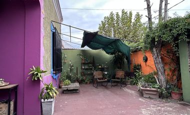 Casa con 3 dormitorios, cochera pasante y quincho unico