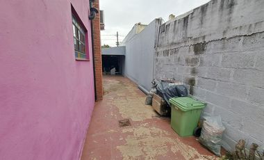 Casa con 3 dormitorios, cochera pasante y quincho unico