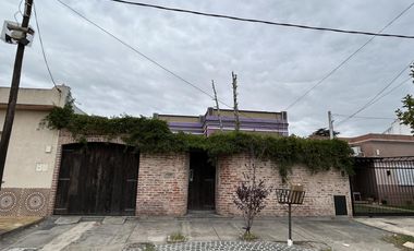 Casa con 3 dormitorios, cochera pasante y quincho unico