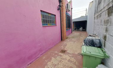 Casa con 3 dormitorios, cochera pasante y quincho unico
