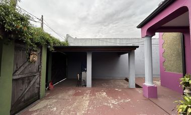 Casa con 3 dormitorios, cochera pasante y quincho unico