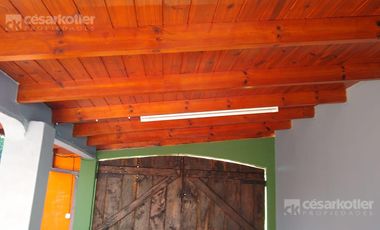 Casa con 3 dormitorios, cochera pasante y quincho unico