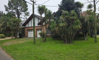 CASA 4 AMBIENTES EN ALQUILER BARRIO LOS ROSALES