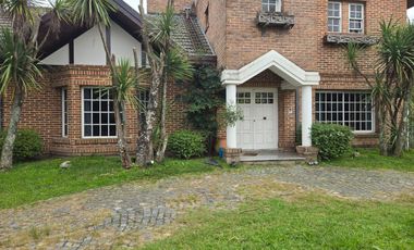 CASA 4 AMBIENTES EN ALQUILER BARRIO LOS ROSALES