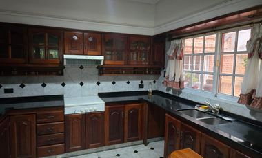 CASA 4 AMBIENTES EN ALQUILER BARRIO LOS ROSALES
