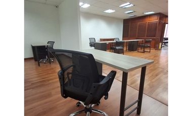 ARRIENDO OFICINA 148 mts EN LA 67 con 7. 3 garajes.