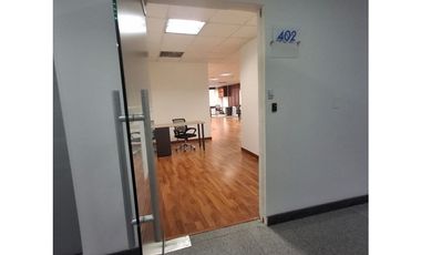 ARRIENDO OFICINA 148 mts EN LA 67 con 7. 3 garajes.