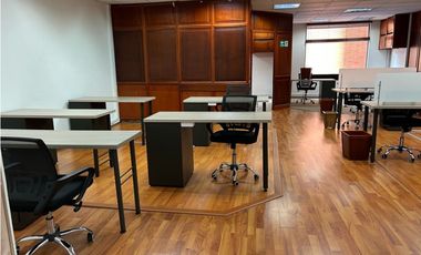 ARRIENDO OFICINA 148 mts EN LA 67 con 7. 3 garajes.