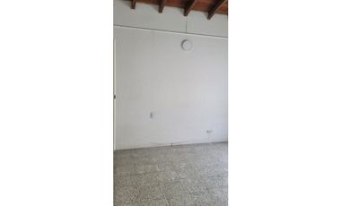 Alquilo habitación en Medellín barrio loa colores con servicios