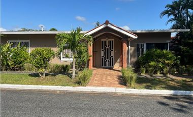 VILLA ZAITA / VILLAS ALPINAS / 3 HABIT / PISCINA PRIVADA / 600M2