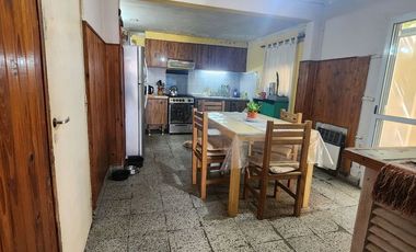 RIVADAVIA 7755 - VENTA CASA 1 DORMITORIO
