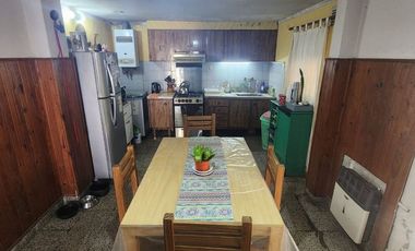 RIVADAVIA 7755 - VENTA CASA 1 DORMITORIO