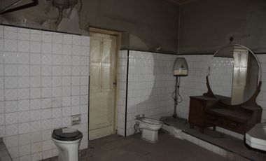 Histórica casa a reciclar en gran terreno. Mendoza
