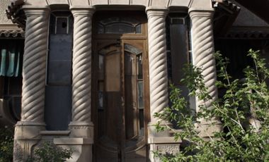 Histórica casa a reciclar en gran terreno. Mendoza