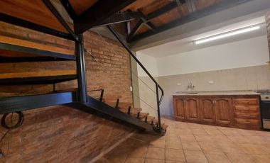 ALQUILER DUPLEX UN DORMITORIO AMOBLADO CON COCHERA