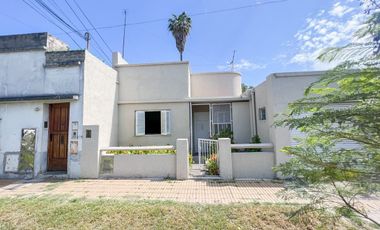 CASA 3 AMBIENTES JARDIN COCHERA TERRAZA