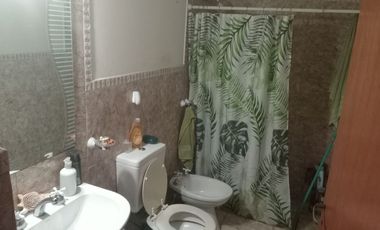 SE VENDE CASA 3 DORM MAS DEPARTAMENTO ZONA SUR