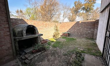 VENTA CASA-QUINTA 2 DORM.  CON PILETA EN RINCÓN