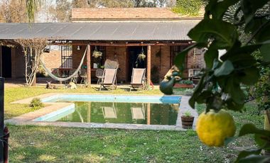 VENTA CASA-QUINTA 2 DORM.  CON PILETA EN RINCÓN