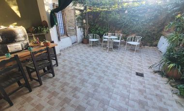 CASA DE 2 PLANTAS 4 DORMITORIOS COCHERA Y PATIO