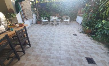 CASA DE 2 PLANTAS 4 DORMITORIOS COCHERA Y PATIO