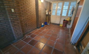 CASA DE 2 PLANTAS 4 DORMITORIOS COCHERA Y PATIO