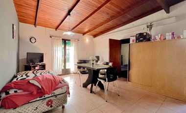 VENTA CASA 2 AMBIENTES QUINCHO Y PARQUE