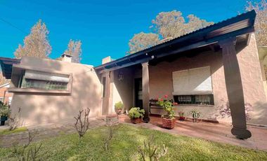 VENTA CASA 2 AMBIENTES QUINCHO Y PARQUE