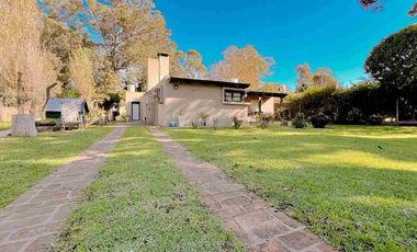 VENTA CASA 2 AMBIENTES QUINCHO Y PARQUE