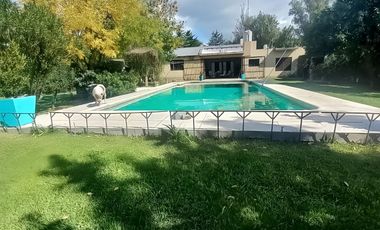 VENTA CASA 3 AMBIENTES LUJAN GRAN LOTE CON PILETA