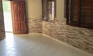 SE VENDE CASA 3 DORM C/COCHERA Y PATIO EN STA FE